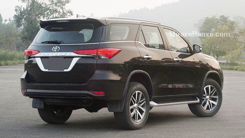 duoi-xe-toyota-fortuner-2-7at-4-4-2021-may-xang-2-cau-muaxe-net