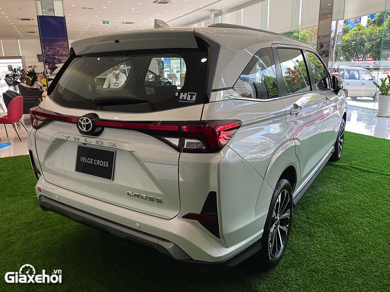 duoi xe toyota veloz cross 2022 giaxehoi vn 10 - Gi&aacute; xe Toyota Veloz 2025: gi&aacute; lăn b&aacute;nh & mua xe trả g&oacute;p