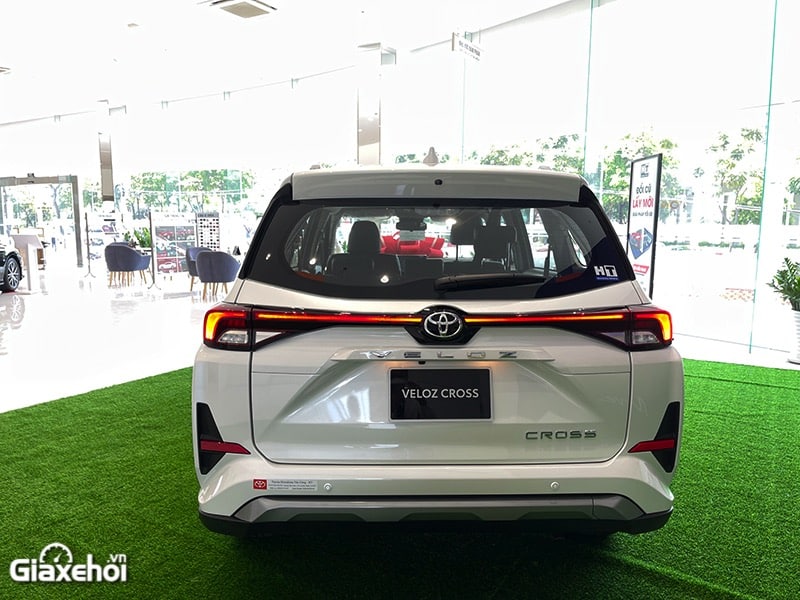 duoi xe toyota veloz cross 2022 giaxehoi vn 8 - Gi&aacute; xe Toyota Veloz 2025: gi&aacute; lăn b&aacute;nh & mua xe trả g&oacute;p